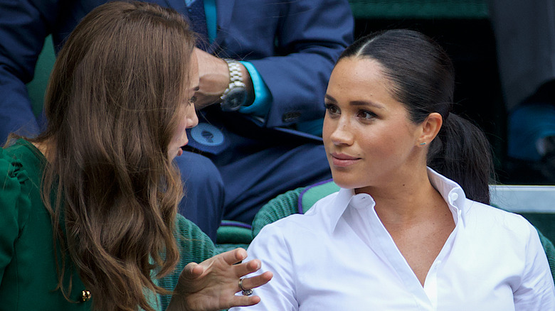 Kate Middleton et Meghan Markle discutent