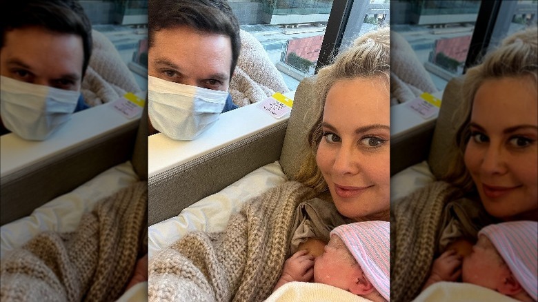 Tara Lipinski tient le bébé à côté de Todd Kapostasy