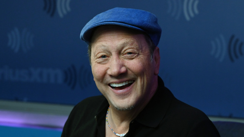 Rob Schneider dans un chapeau