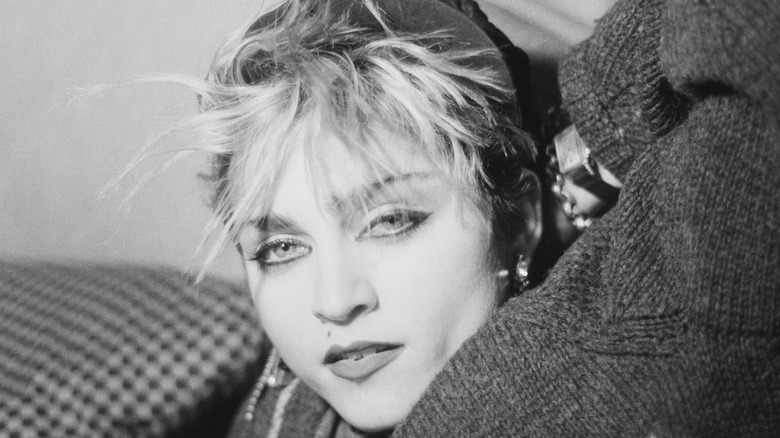 Madonna posant avec une frange hérissée