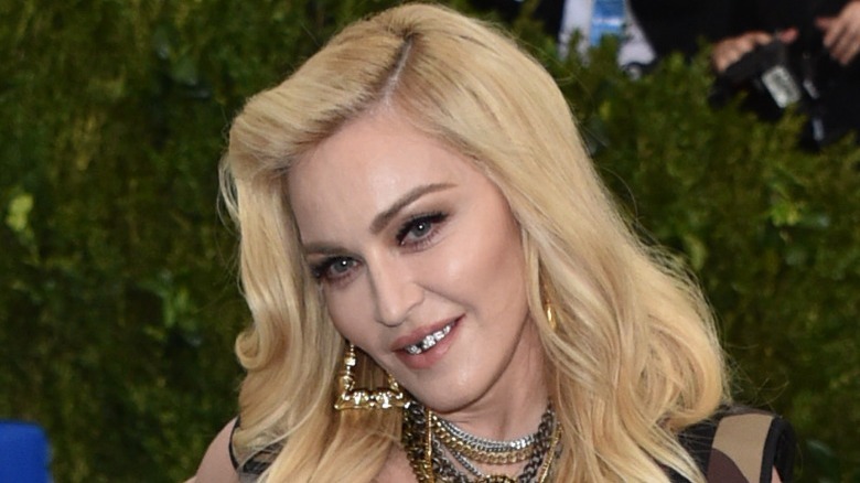 Madonna souriante portant des grilles 