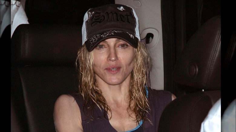 Madonna portant une casquette de baseball