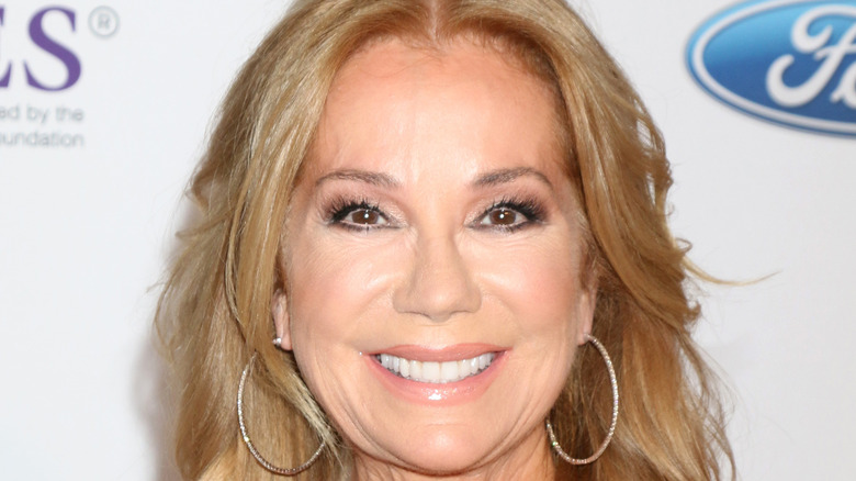 Kathie Lee Gifford posant pour les caméras