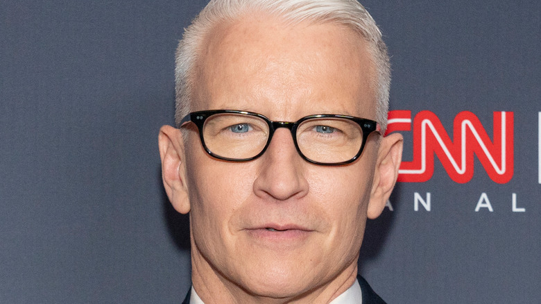 Anderson Cooper posant pour les caméras