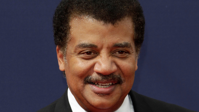 Neil DeGrasse Tyson posant pour les caméras