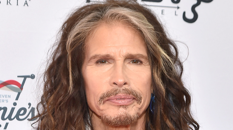 Steven Tyler posant pour les caméras