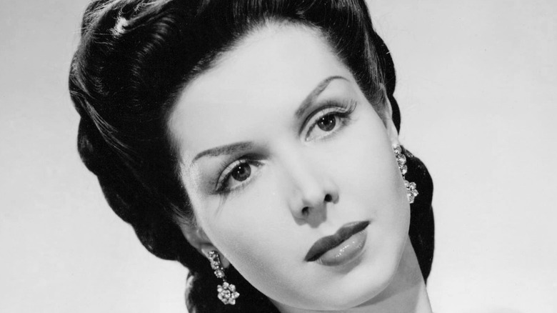 Ann Miller posant pour les caméras