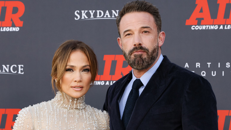 Ben Affleck et Jennifer Lopez posant ensemble