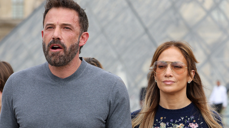 Ben Affleck et Jennifer Lopez marchant