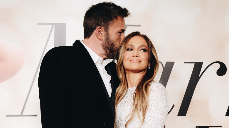 Ben Affleck embrasse Jennifer Lopez