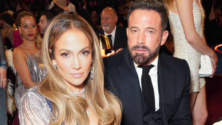 Jennifer Lopez et Ben Affleck assis