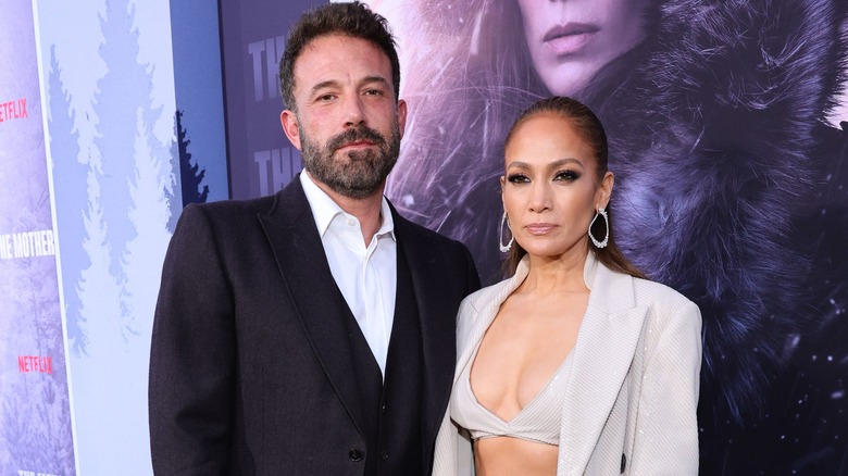 Ben Affleck et Jennifer Lopez posant