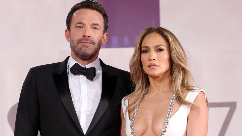 Ben Affleck et Jennifer Lopez posant