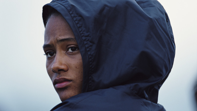 Marion Jones en manteau à capuche