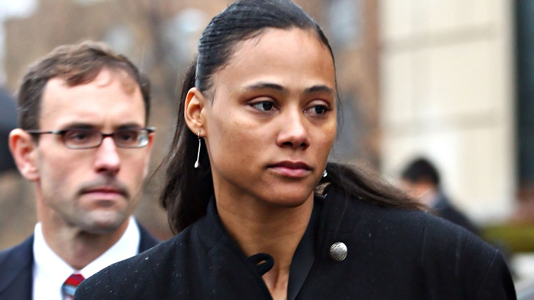 Marion Jones porte du noir