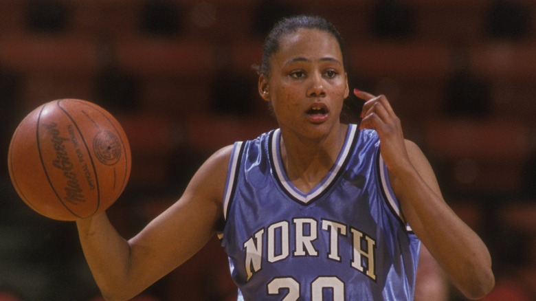 Marion Jones joue au basket à l'université