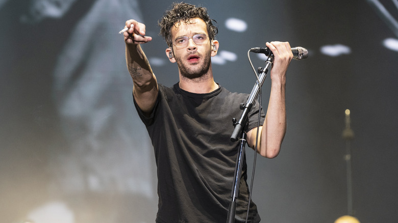 Matty Healy joue avec une cigarette