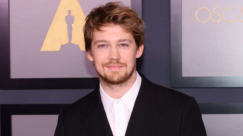 Joe Alwyn souriant