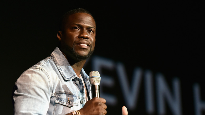 Kevin Hart tenant un micro