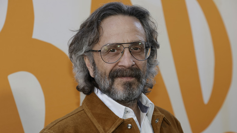 Marc Maron posant