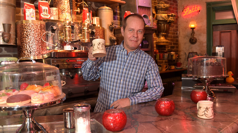 James Michael Tyler dans Central Perk