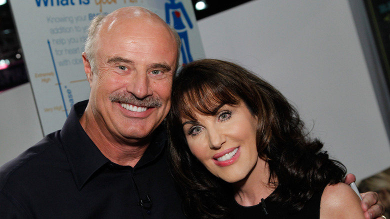 Phil McGraw et Robin McGraw s'embrassant