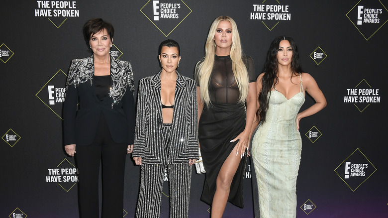 Kris Jenner, Kourtney Kardashian, Khloe Kardashian et Kim Kardashian posant ensemble sur le tapis rouge