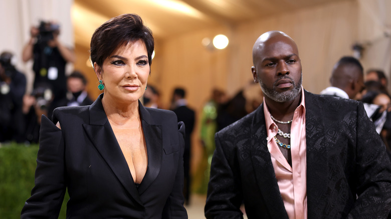 Kris Jenner et Corey Gamble posant ensemble