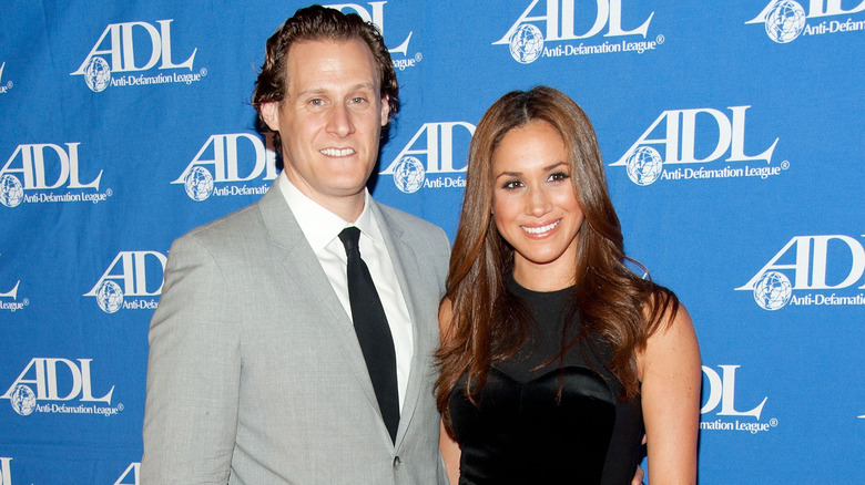 Trevor Engelson et Meghan Markle posant