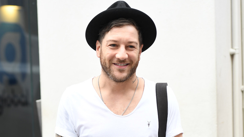 Matt Cardle portant un chapeau