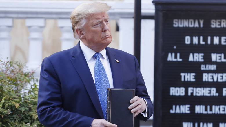 Donald Trump tenant une Bible