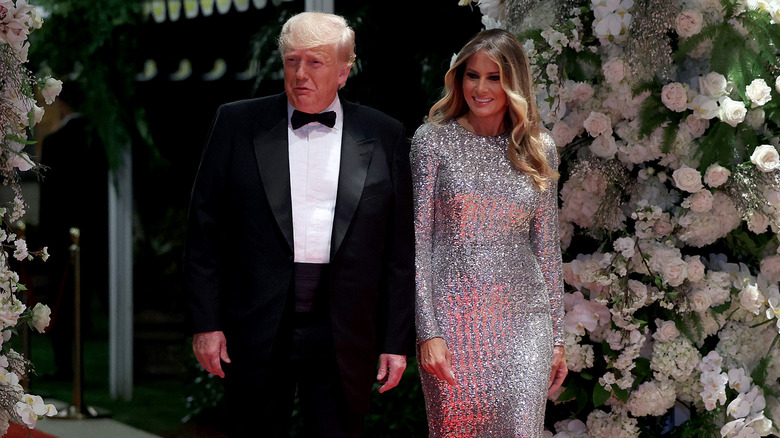 Donald et Melania Trump marchant ensemble