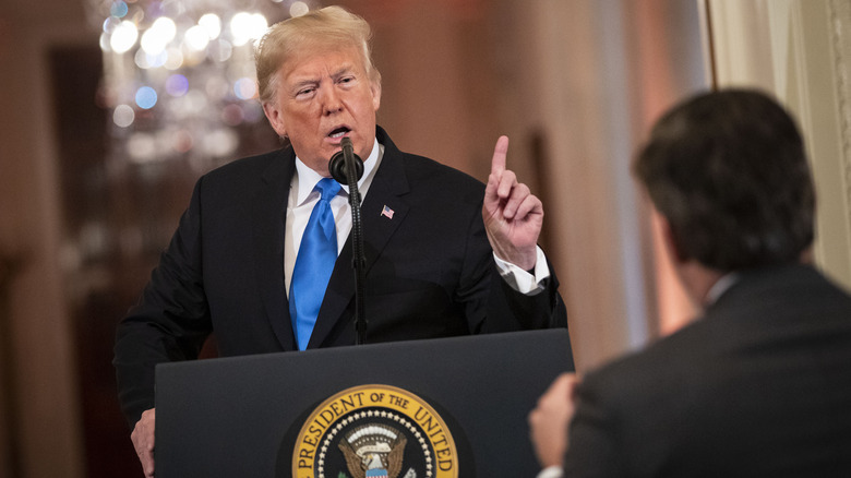 Donald Trump crie après Jim Acosta