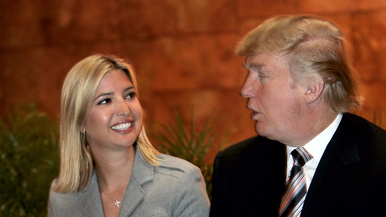 Ivanka Trump regarde Donald Trump 