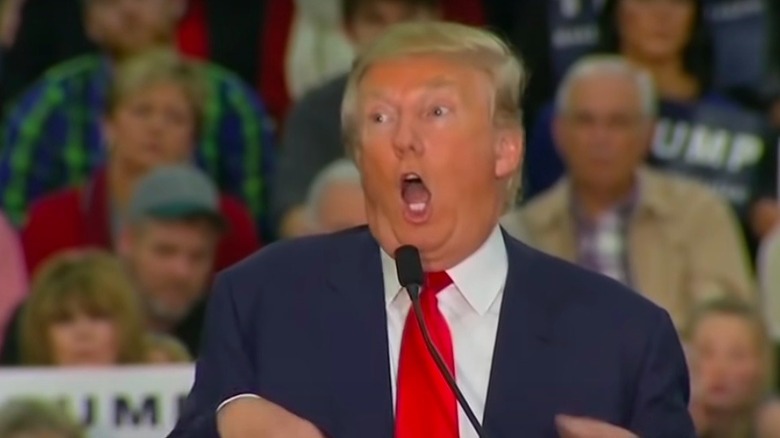 Donald Trump fait une grimace bizarre