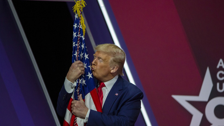 Donald Trump embrasse un drapeau 