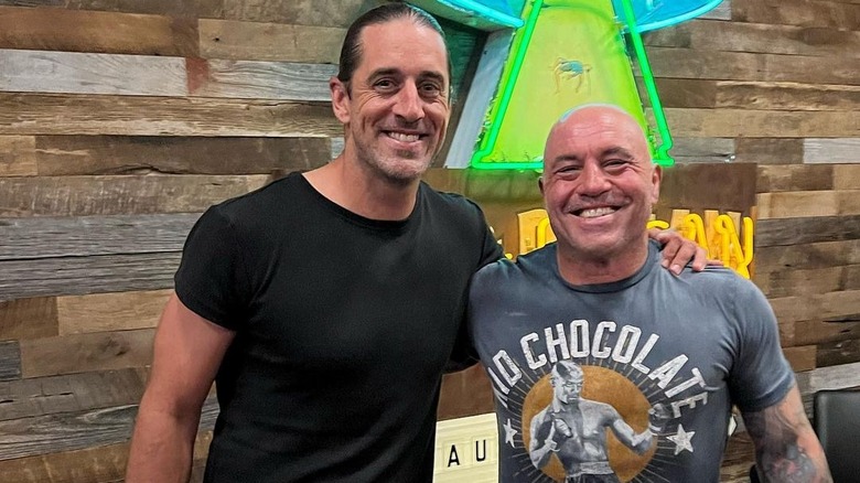 Aaron Rodgers et Joe Rogan souriant