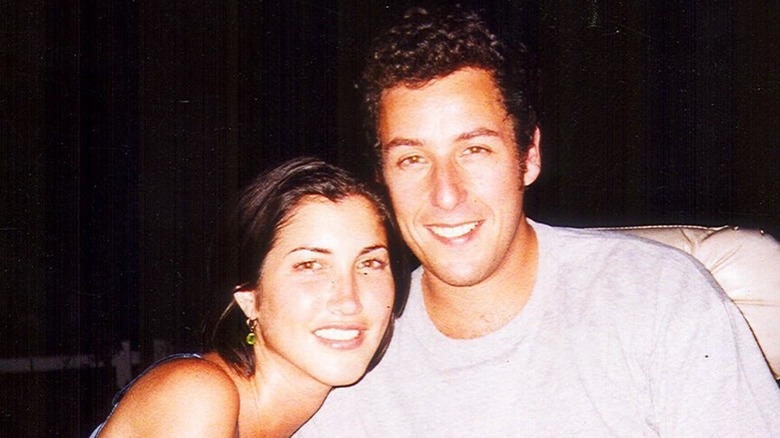 Jackie et Adam Sandler souriants 