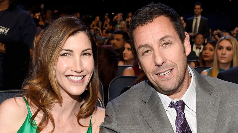 Jackie et Adam Sandler souriants