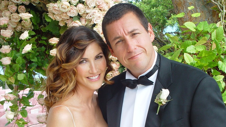 Jackie et Adam Sandler posant pour des photos sur le lieu de leur mariage