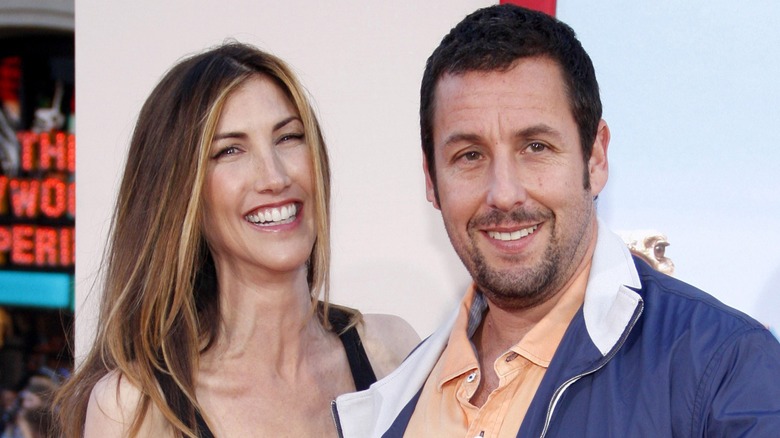 Jackie et Adam Sandler souriants