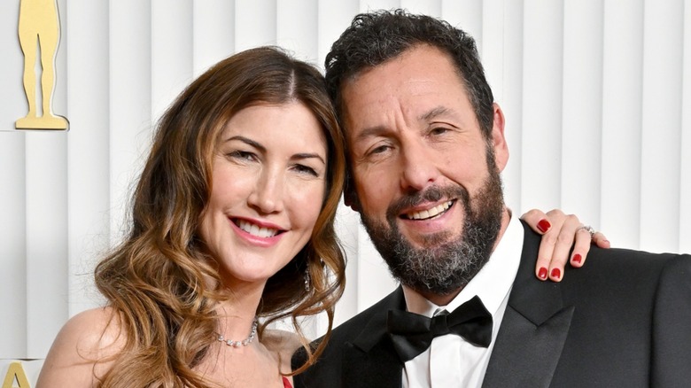 Jackie et Adam Sandler souriants