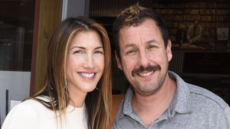 Jackie et Adam Sandler souriants