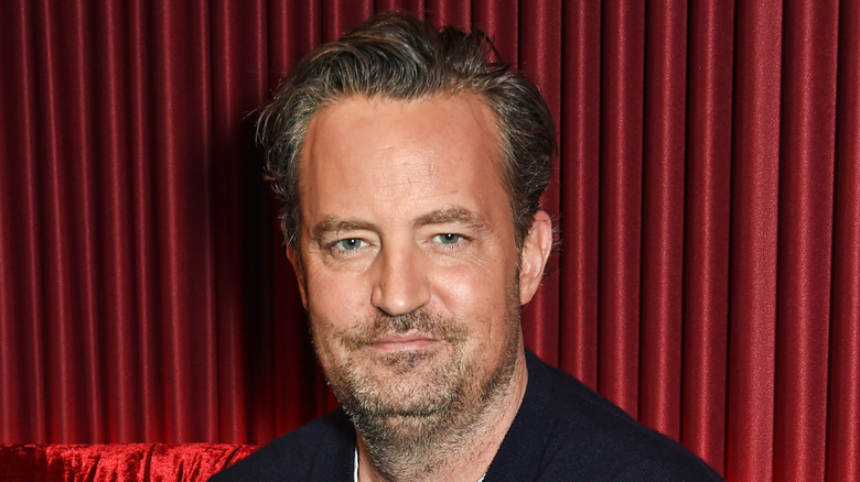 Matthew Perry posant pour la photo