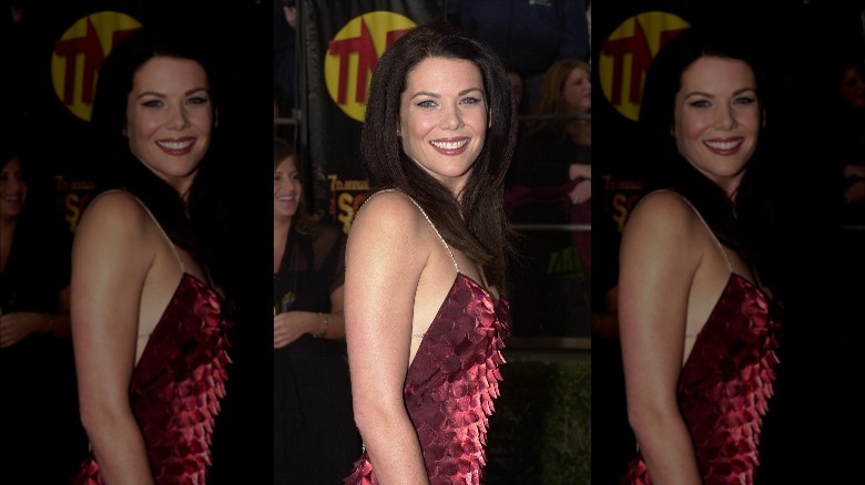 Lauren Graham pose en robe rouge