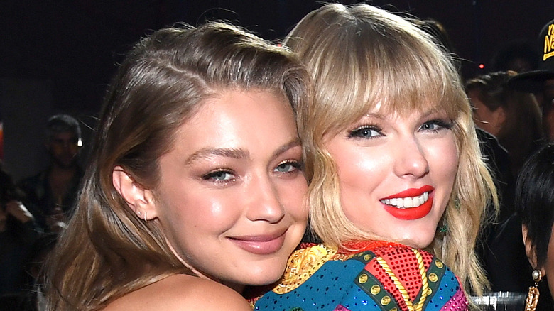 Gigi Hadid explique clairement que le cercle restreint de Taylor Swift expédie entièrement Travis Kelce