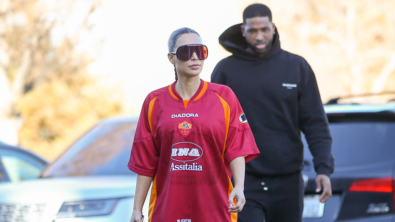 Kim Kardashian et Tristan Thompson marchant