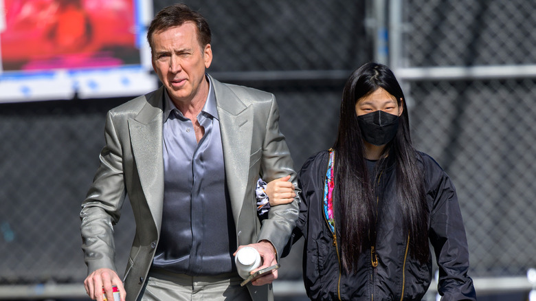 Nicolas Cage et Riko Shibata marchant