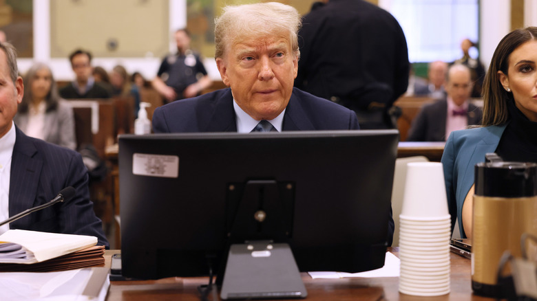Donald Trump assis derrière un ordinateur