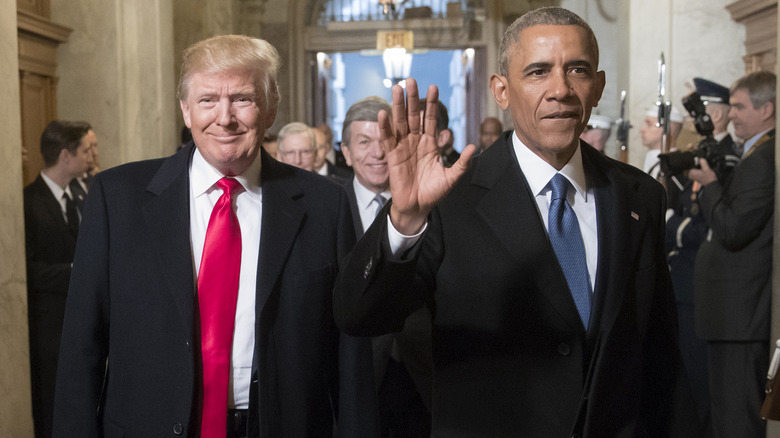 Donald Trump et Barack Obama marchant dans un couloir